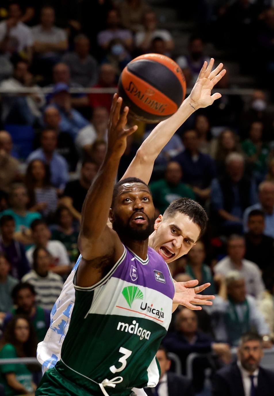 El Unicaja se exhibe ante el Río Breogán (100-66). 