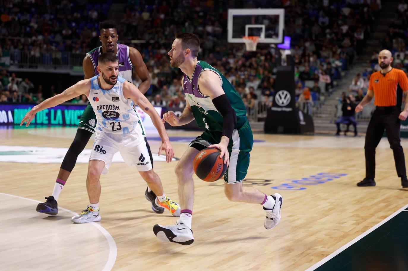 El Unicaja se exhibe ante el Río Breogán (100-66). 