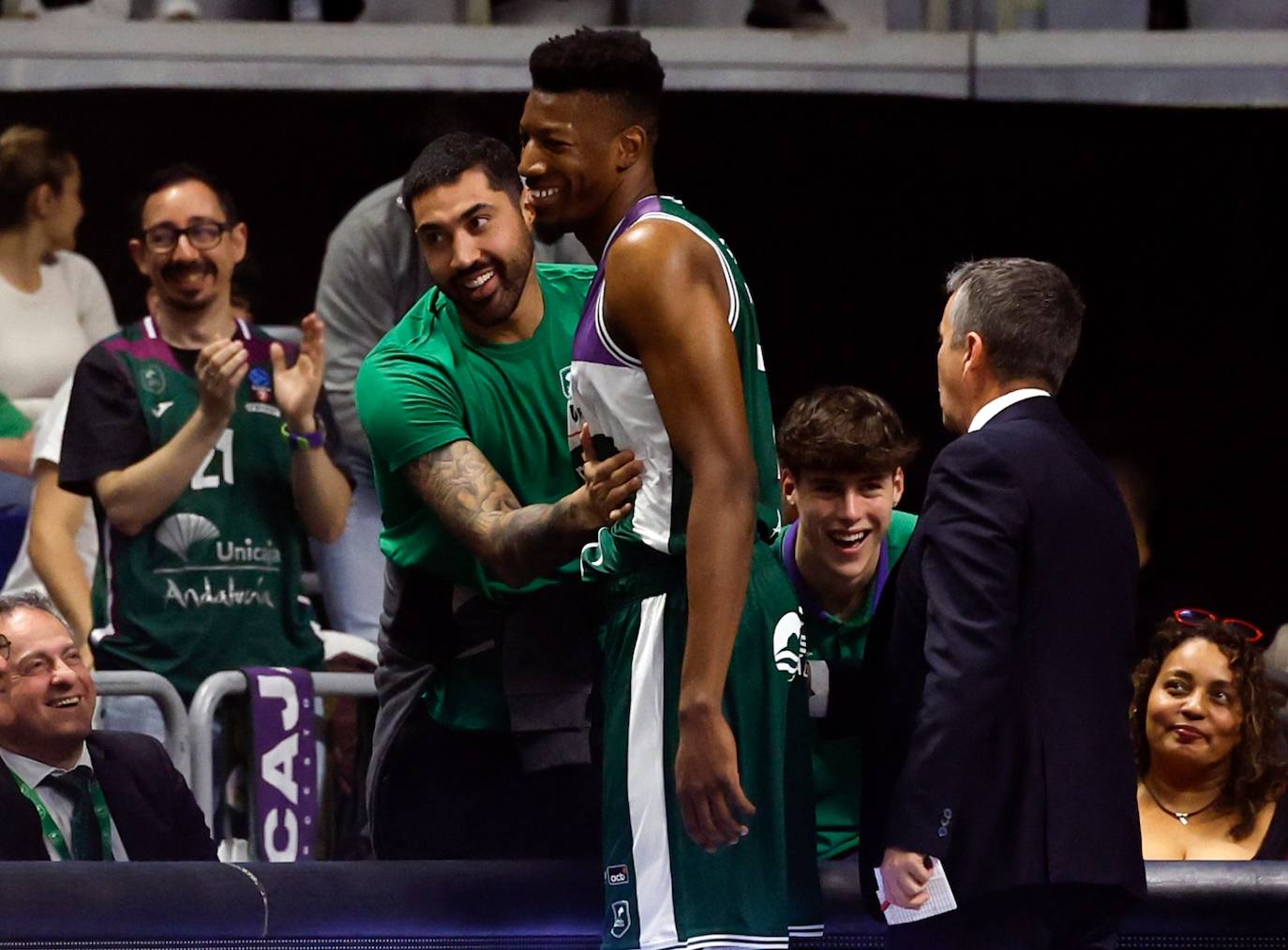 El Unicaja se exhibe ante el Río Breogán (100-66). 