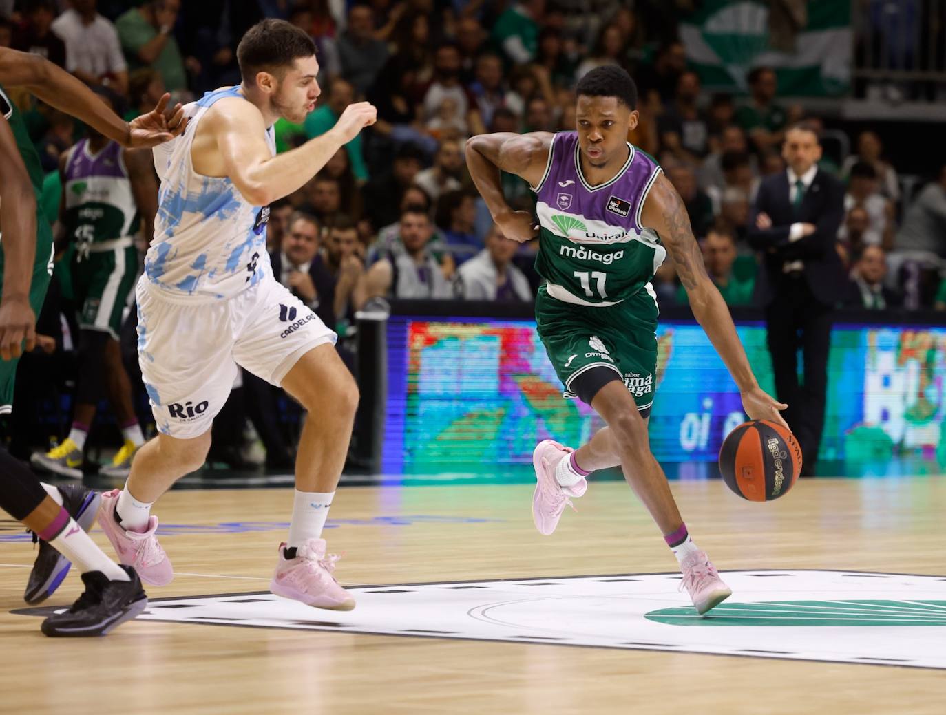 El Unicaja se exhibe ante el Río Breogán (100-66). 