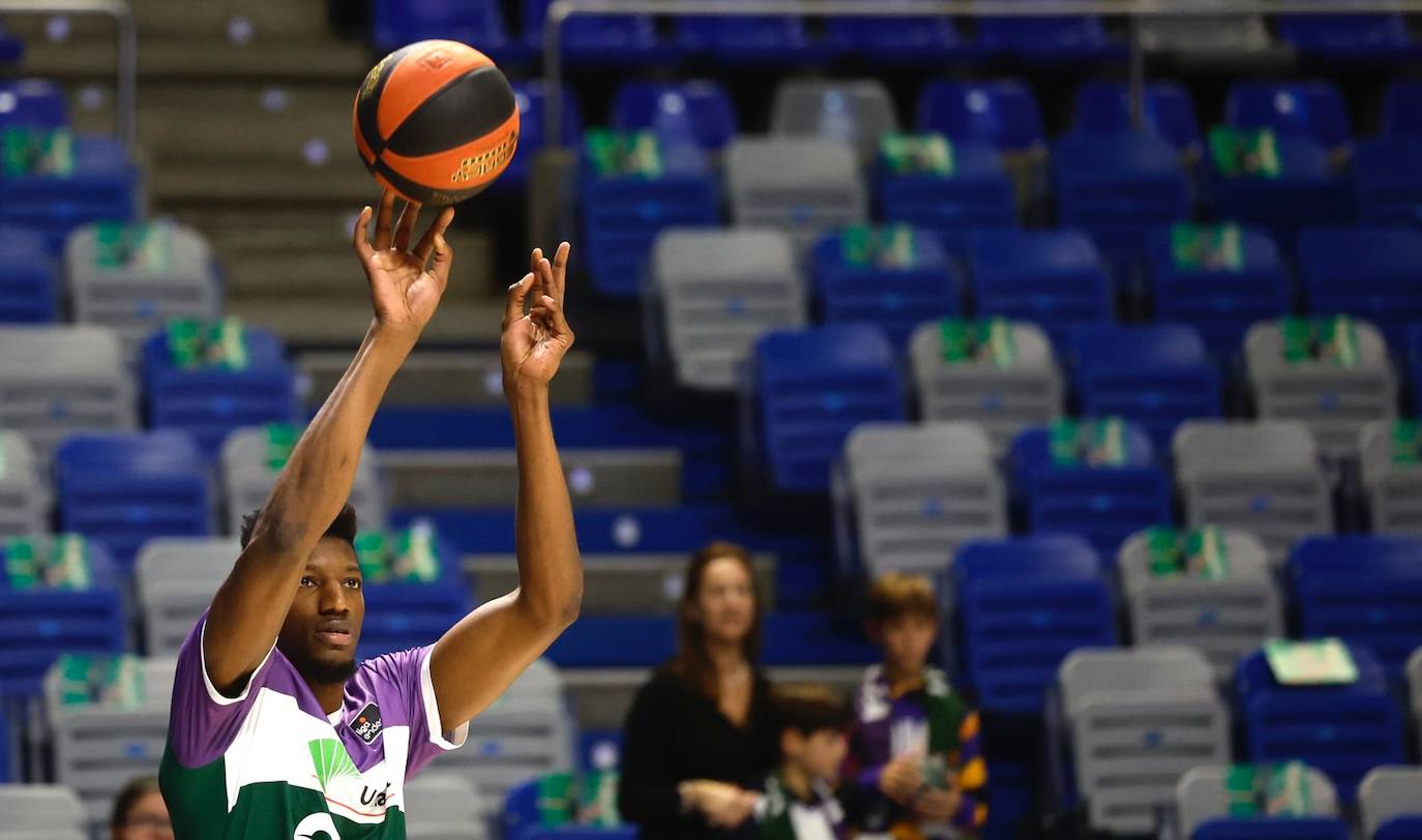 El Unicaja se exhibe ante el Río Breogán (100-66). 