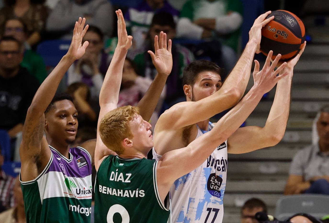 El Unicaja se exhibe ante el Río Breogán (100-66). 