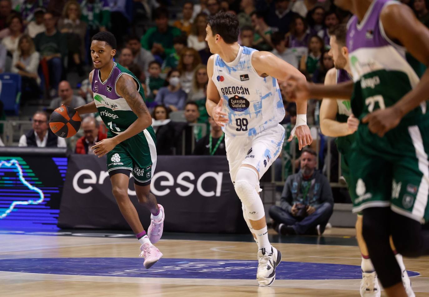 El Unicaja se exhibe ante el Río Breogán (100-66). 