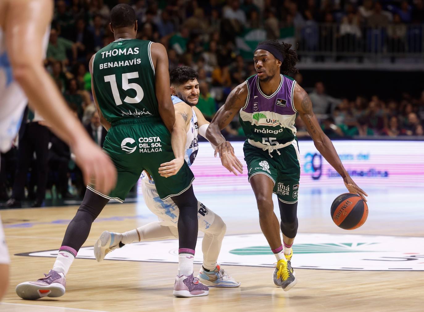 El Unicaja se exhibe ante el Río Breogán (100-66). 