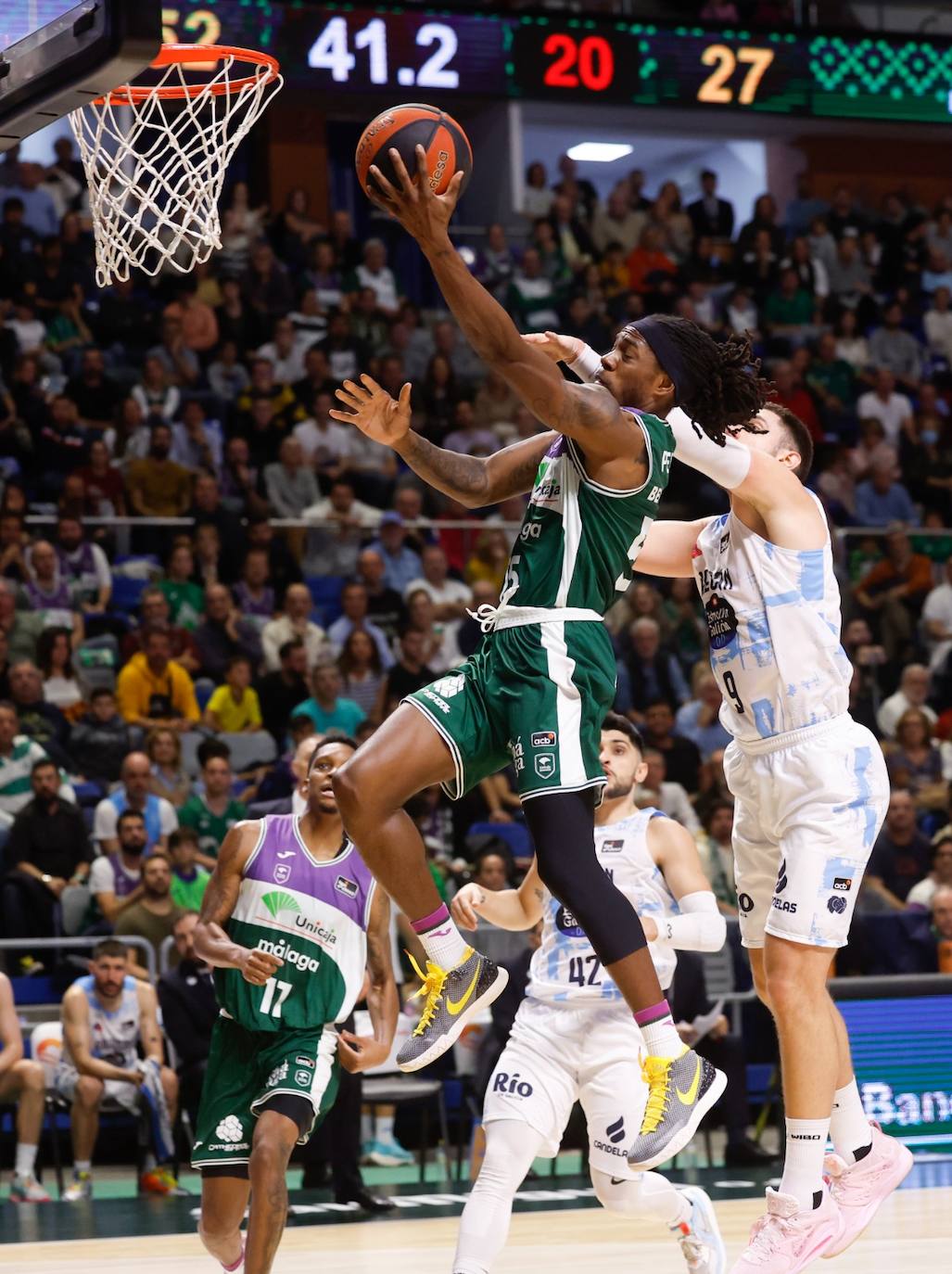 El Unicaja se exhibe ante el Río Breogán (100-66). 