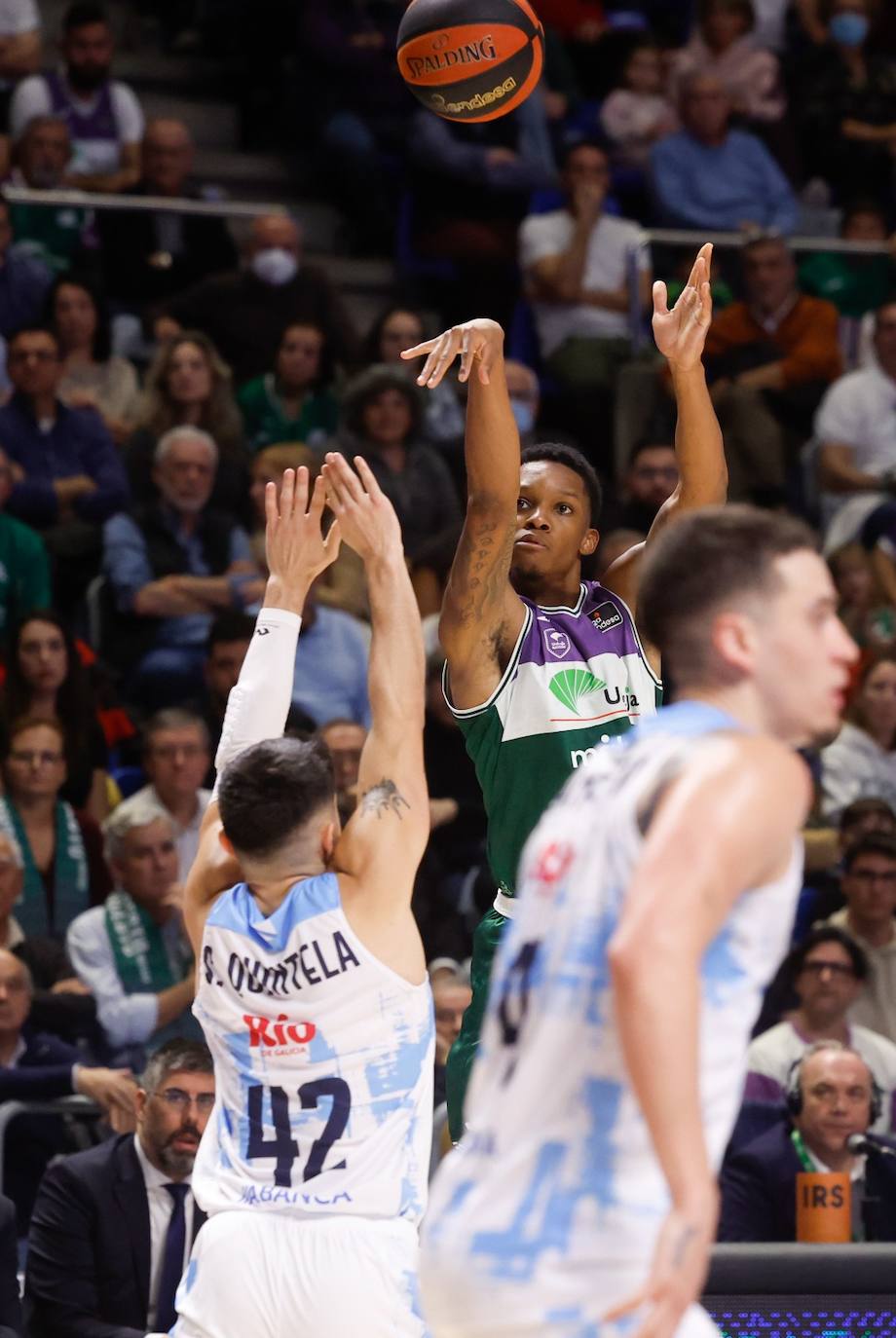 El Unicaja se exhibe ante el Río Breogán (100-66). 