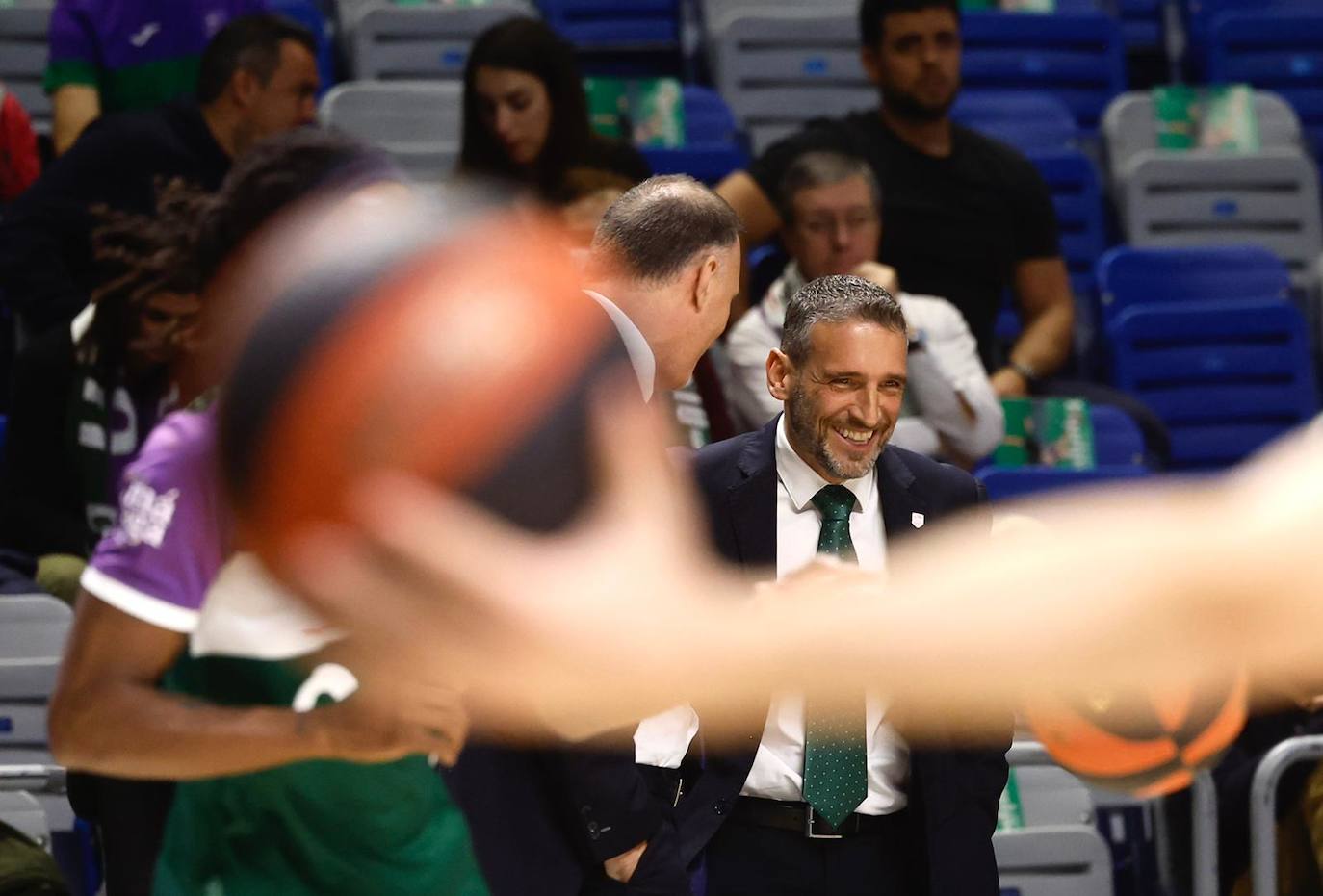 El Unicaja se exhibe ante el Río Breogán (100-66). 