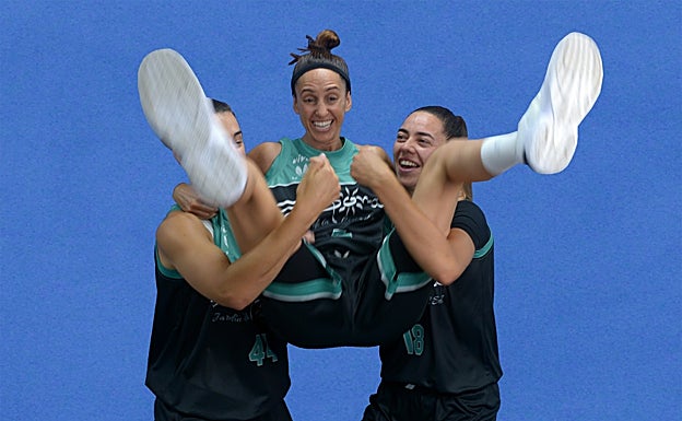 Gema, aupada por dos compañeras de equipo en la sesión de fotos de esta su última temporada. 