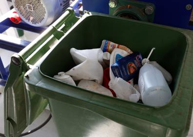 Imagen secundaria 1 - El Plastic Odyssey hace escala en el Muelle Uno: «De camino a Málaga hemos visto un frigorífico tirado en alta mar»