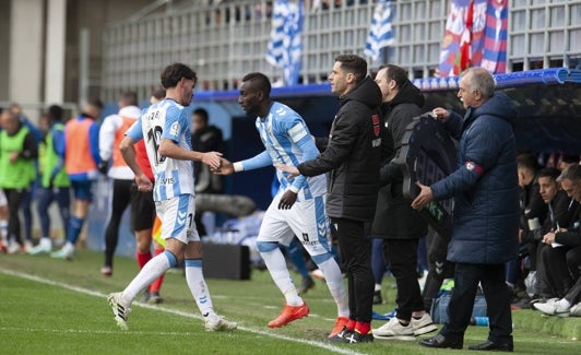 El momento del debut de Lago Junior, en sustitución de Jozabed. 