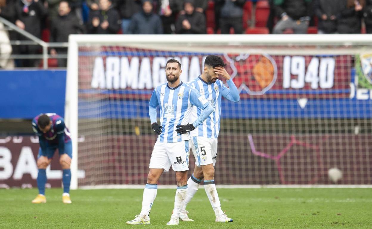 Luis Muñoz y Juande muestran su frustración al término del partido. 