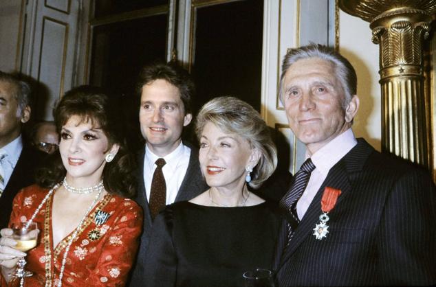 Gina Lollobrigida, el actor estadounidense Kirk Douglas, su esposa Anne y su hijo, el actor Michael Douglas, cuando la actriz italiana fue condecorada Oficial de la Orden de las Artes y las Letras.