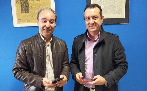 Los profesores de periodismo con sus dispositivos móviles. 