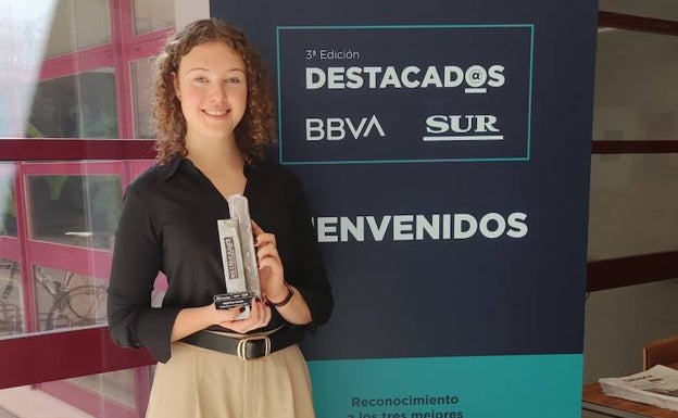 Martina Zgoda, con su premio en la Facultad de Turismo. 
