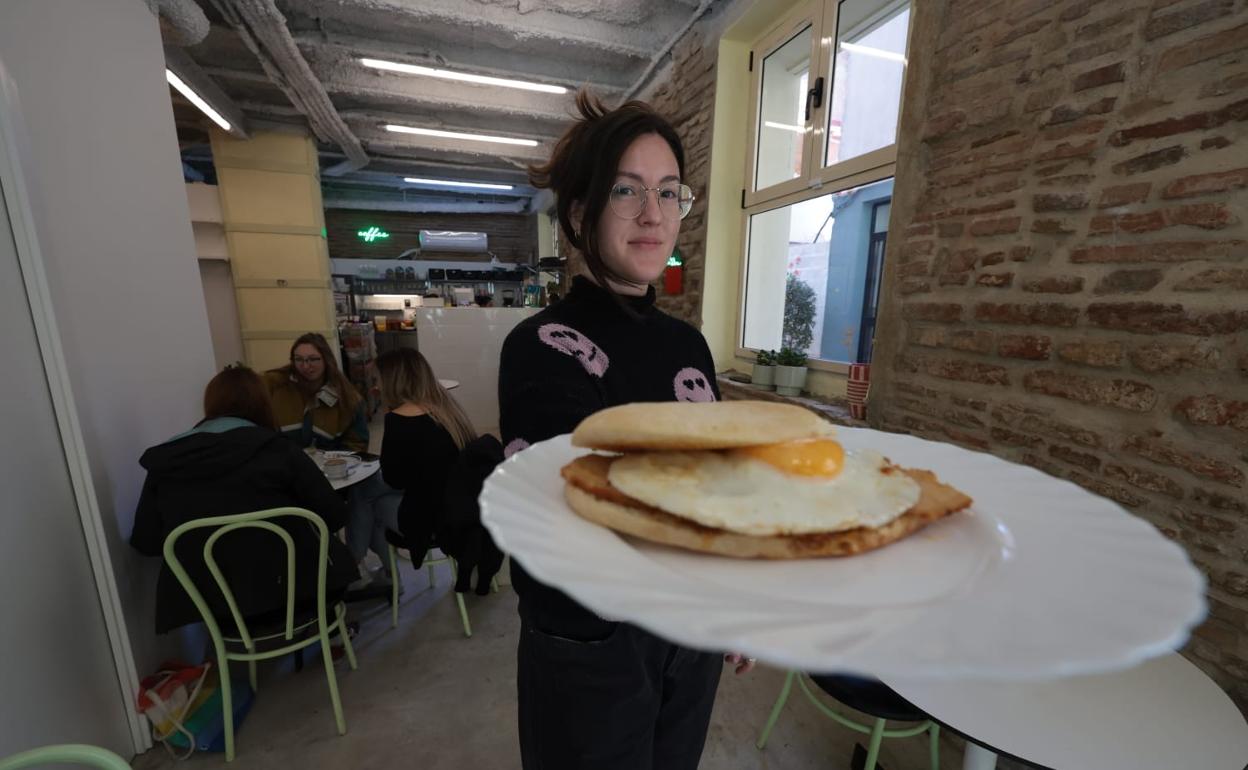 Violeta Rabasco muestra uno de los platos de la carta en el local de la calle Ollerías. 