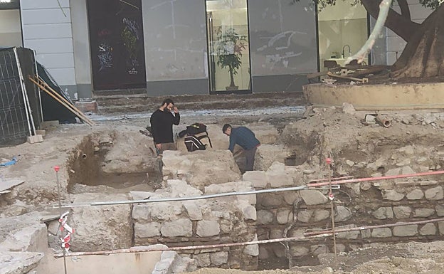 La muralla medieval de Málaga aparece en las obras de la plaza de San ...