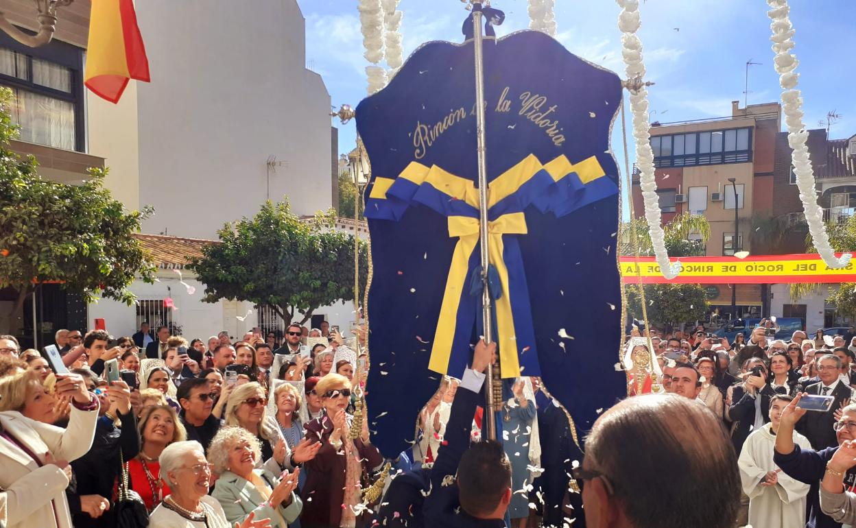El estandarte de la hermandad, a las puertas de la iglesia rinconera. 