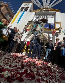 Imagen secundaria 2 - Tres imágenes de la ceremonia religiosa de este pasado domingo en Rincón de la Victoria. 