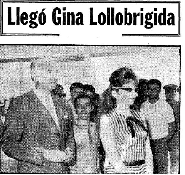 Llegada de Gina Lollobrigida al aeropuerto de Málaga en 1968, rodeada de una gran expectación. 