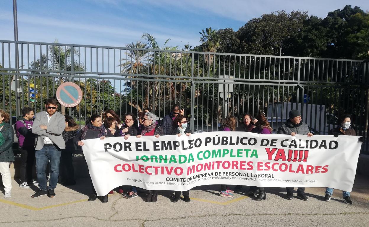 Concentración, esta mañana, ante la sede de Educación en la capital. 