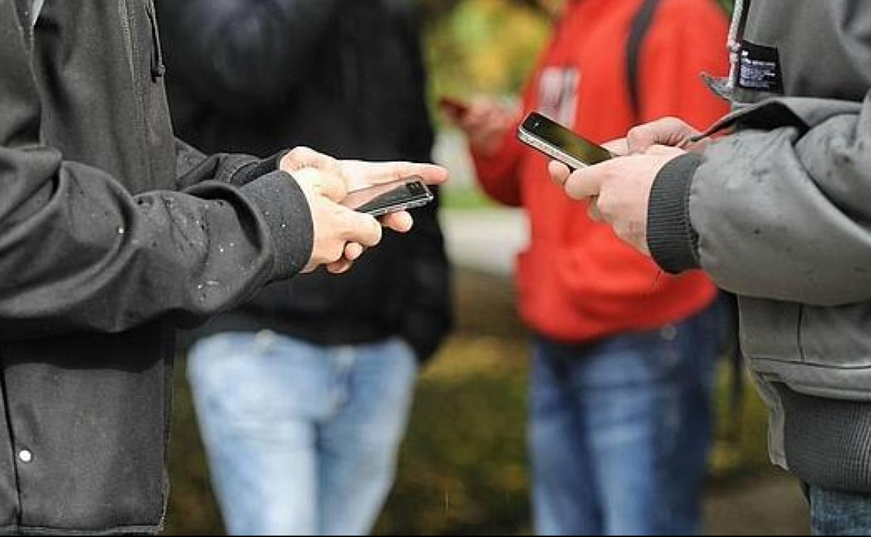 «Tenía más ansiedad que cuando intentaba dejar de fumar». Estudian los hábitos de 100 jóvenes sin móvil durante una semana