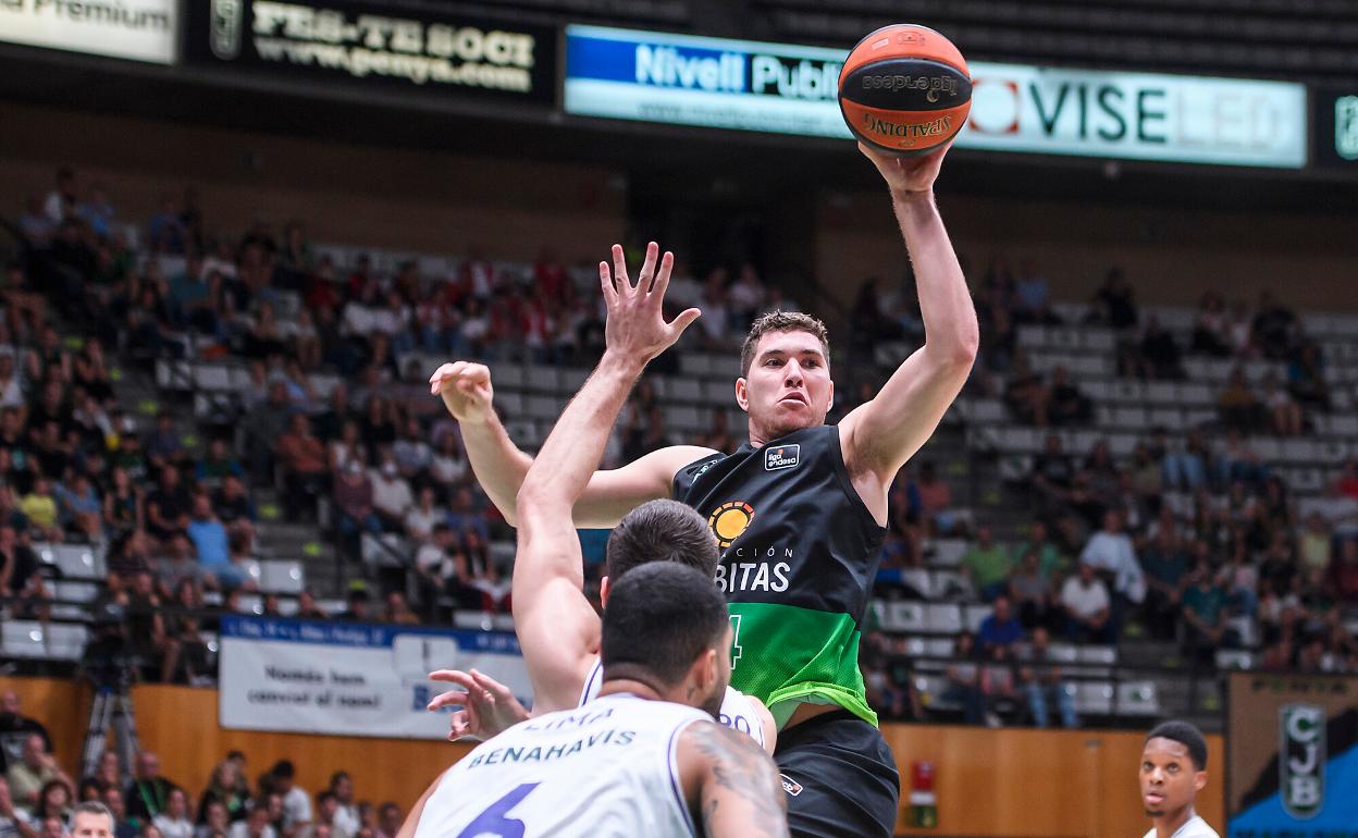 Joel Parra lanza a canasta durante el partido que su equipo ganó al Unicaja en la primera vuelta de la Liga. 