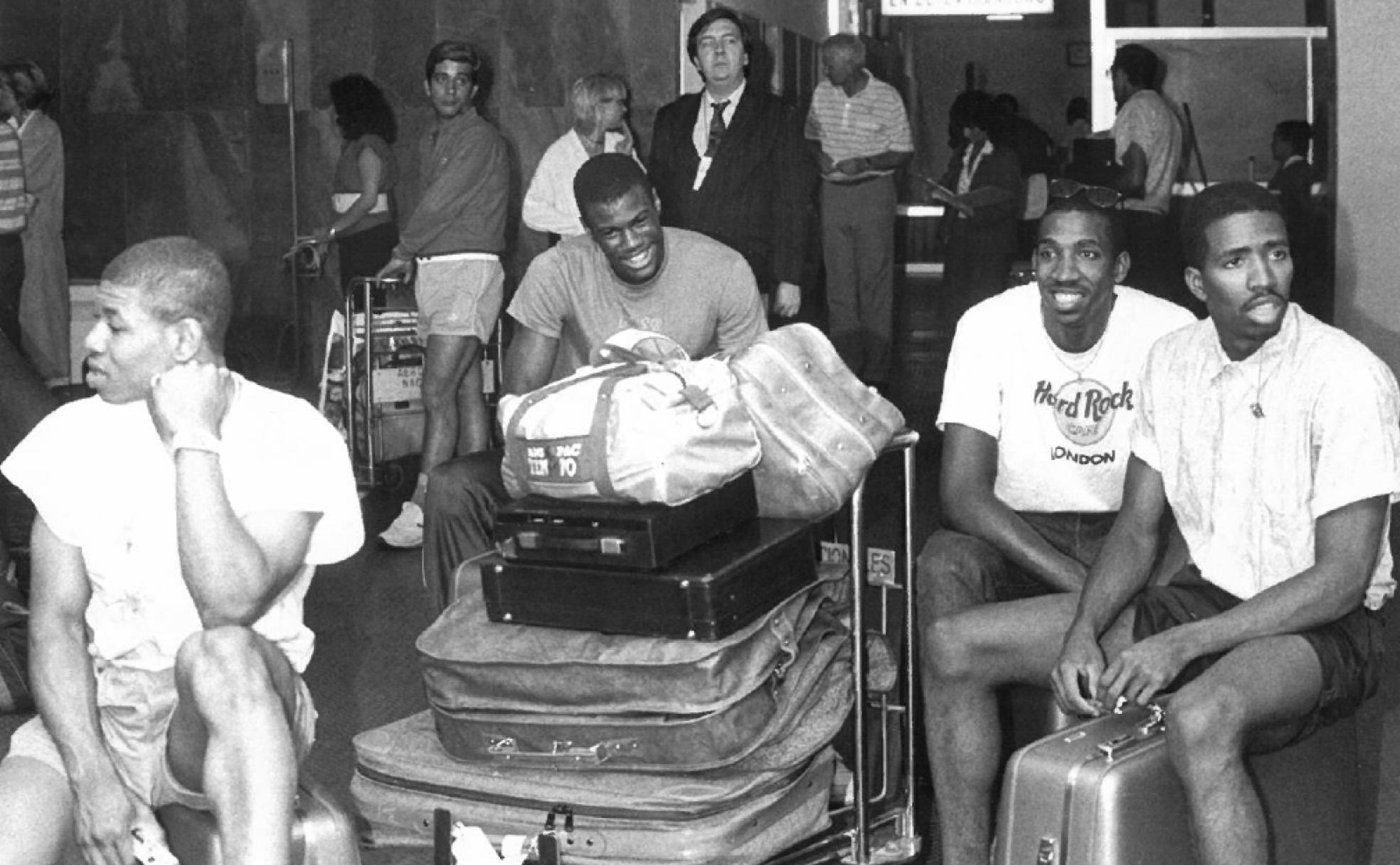 Mugsy Bogues, David Robinson, Derrick McKey y Kenny Smith en la llegada de la selección de Estados Unidos al aeropuerto de Málaga; al fondo, con traje, el periodista de SUR, Paco Rengel. 