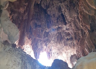 Imagen secundaria 1 - Descubren una cueva en un solar en construcción en el centro de Torremolinos