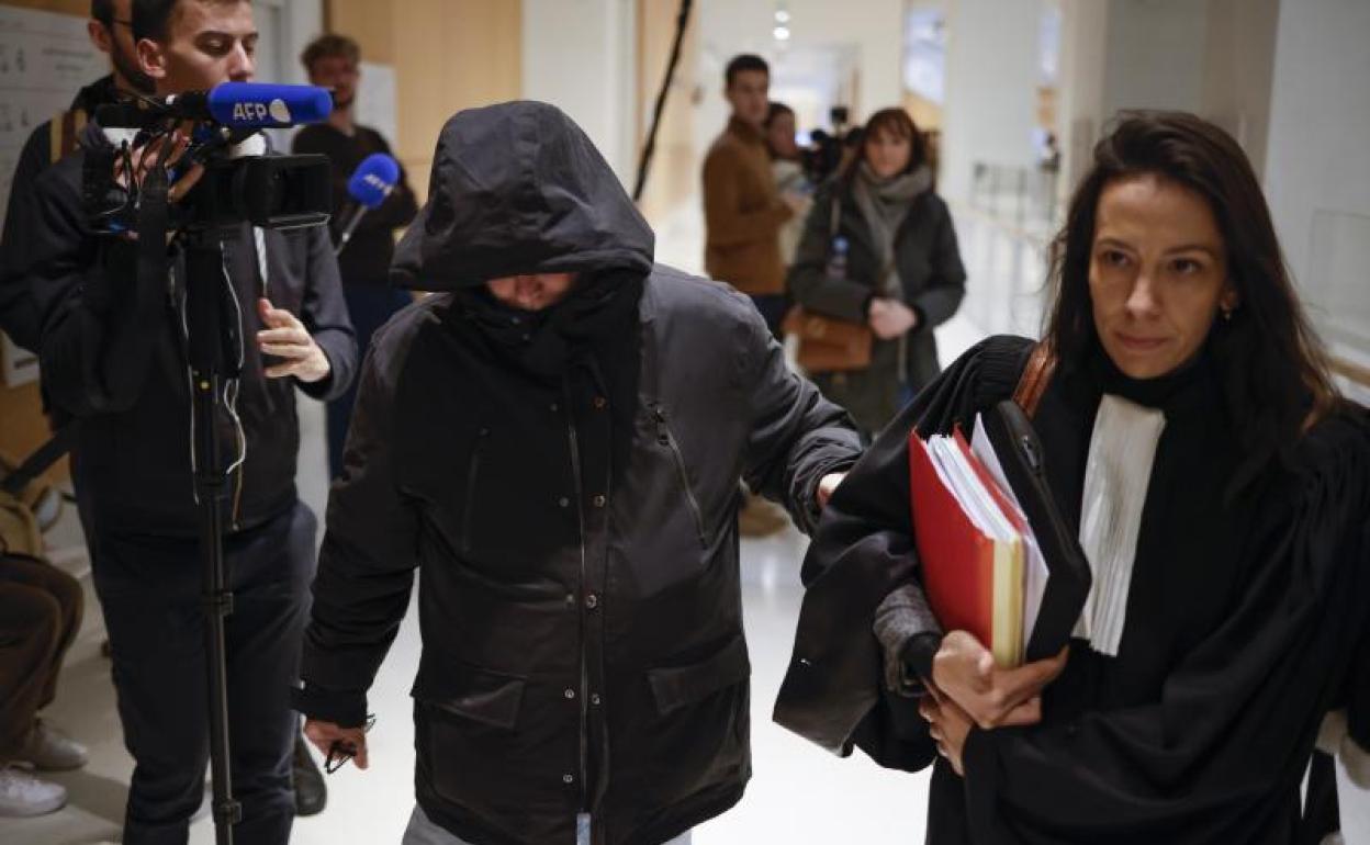 Uno de los sospechosos, a su llegada este martes al Tribunal Correccional de París. 