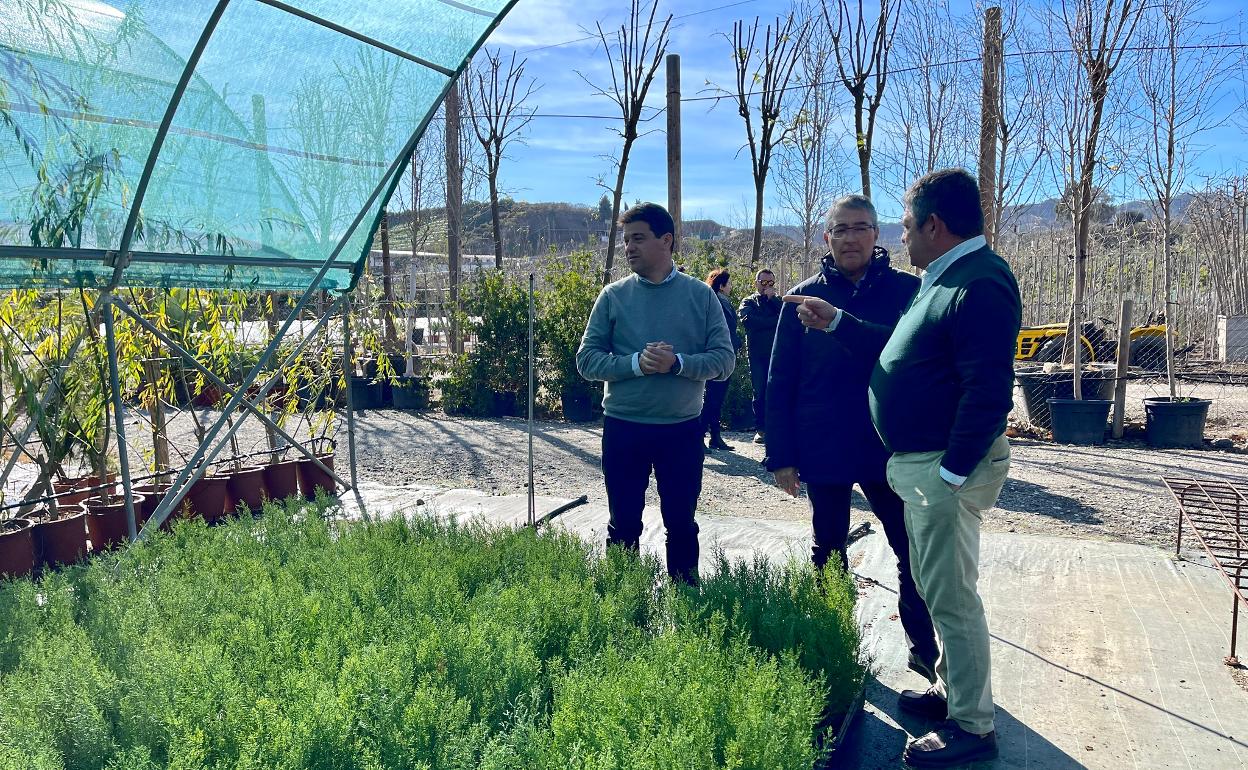 Visita del presidente de la Diputación, Francisco Salado, al vivero provincial en Benamocarra. 