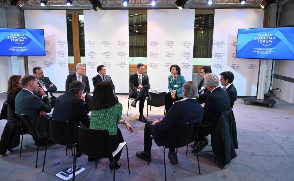 El presidente del gonierno, Pedro Sánchez, junto a la presidenta del Banco Santander, Ana Botín, y otros líderes empresariales españoles.