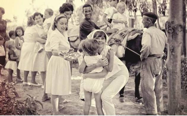 La actriz y su hijo Sean en el Marbella Club (1964)