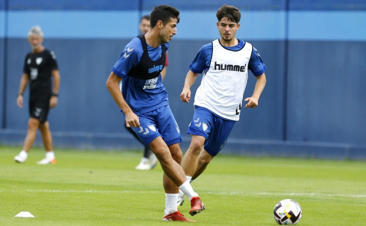 El canterano Dani Lorenzo (i) encima a Chavarría en un entrenamiento. 