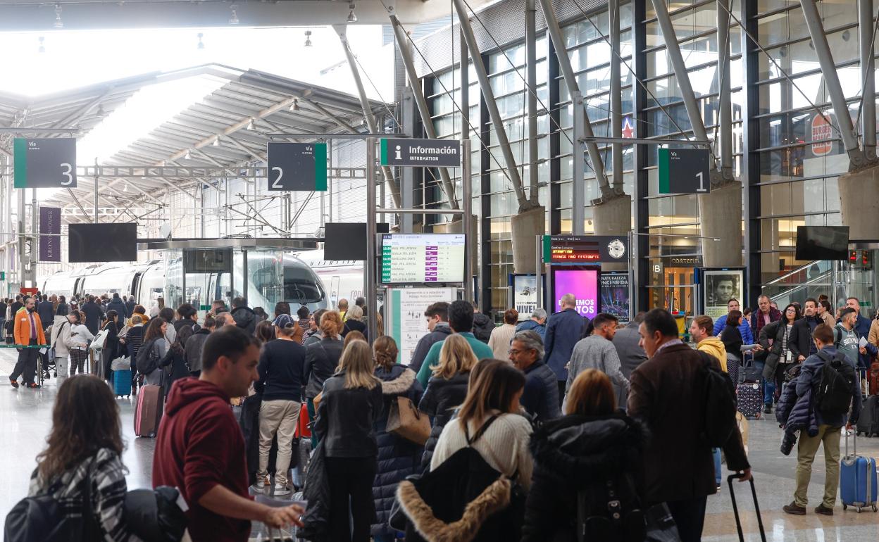 Viajeros en cola para subir a un AVE en María Zambrano, ayer. 