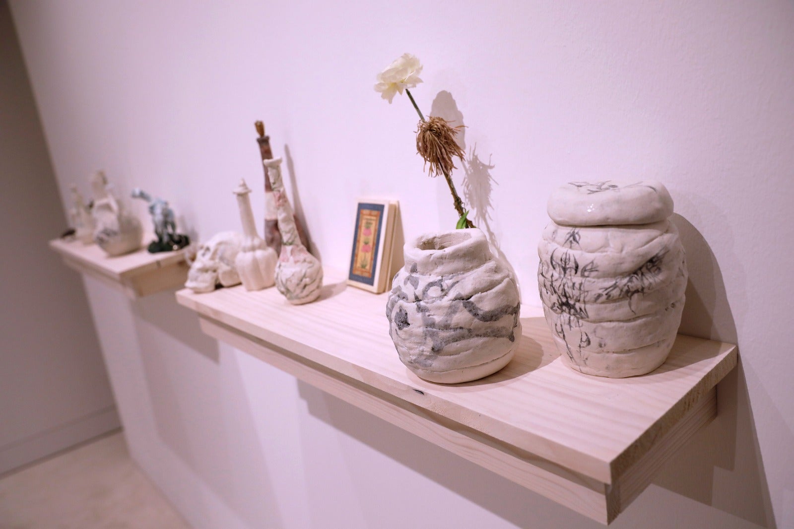 La exposiición exhibe la infantilización de la generación de los 90 como mecanismo de defensa ante la frustración y la precariedad 