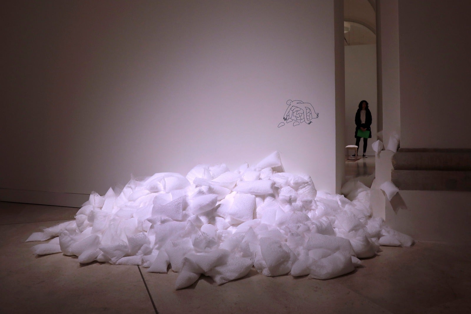 La exposiición exhibe la infantilización de la generación de los 90 como mecanismo de defensa ante la frustración y la precariedad 