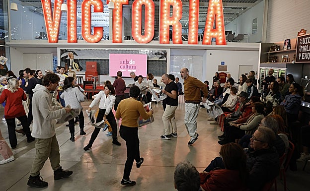 Imagen principal - Algunas de las perfomances que hicieron los alumnos en el Aula de Cultura de SUR. 