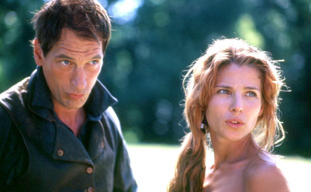 Julian Sands junto a Elsa Pataky en el rodaje en Lugo de 'Romasanta' en 2003.