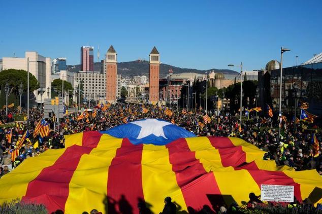 Manifestación convocada por el independentismo, en una movilización unitaria frente al Museo Nacional de Arte de Cataluña contra la cumbre.