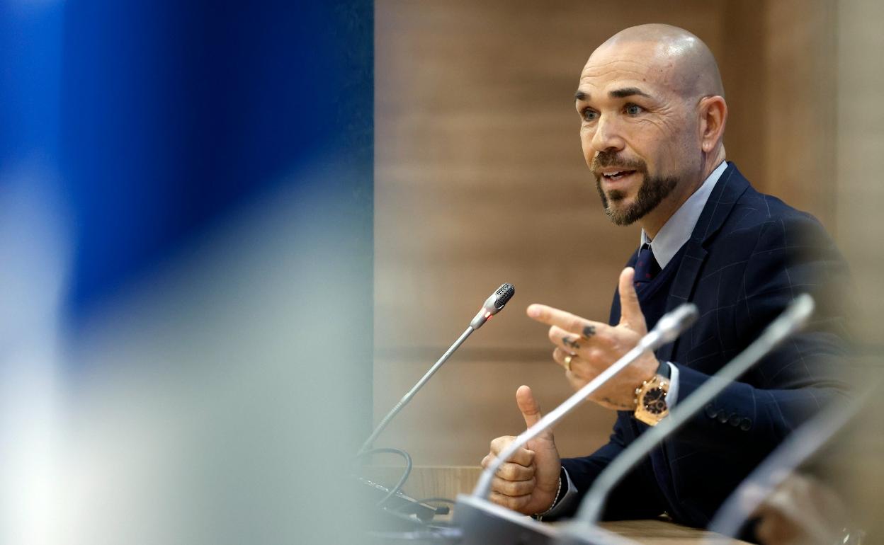 El director deportivo del Málaga, Manolo Gaspar, da explicaciones en la sala de prensa de La Rosaleda. 