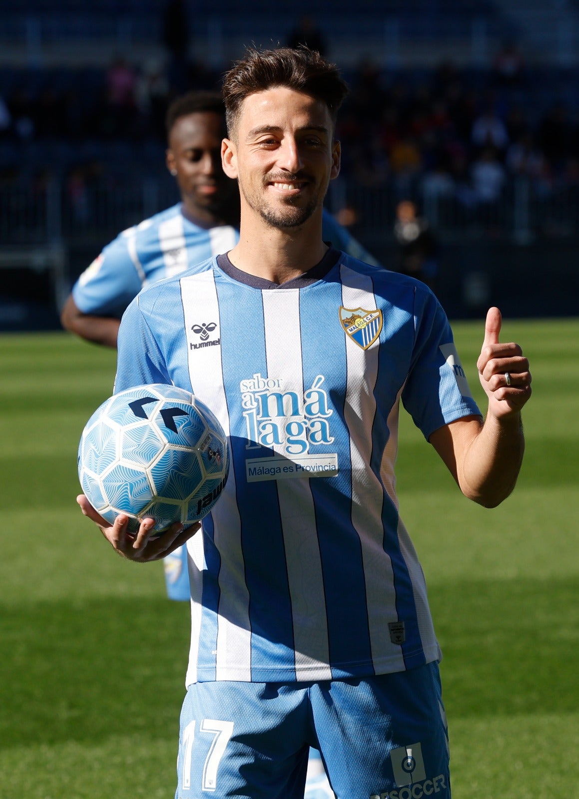 Los tres nuevos fichajes del Málaga ya han debutado en competición con la camiseta blanquiazul, pero hasta este jueves no se habían estrenado ante las cámaras y los micrófonos. Delmás, Appiah y Lago Junior comparecieron juntos en la sala de prensa de La Rosaleda y fueron presentados de la mano del director deportivo, Manolo Gaspar, quien también tuvo una gran cuota de protagonismo en la citación por la mala situación deportiva del equipo y los diferentes temas de actualidad que rodean a la entidad de Martiricos.