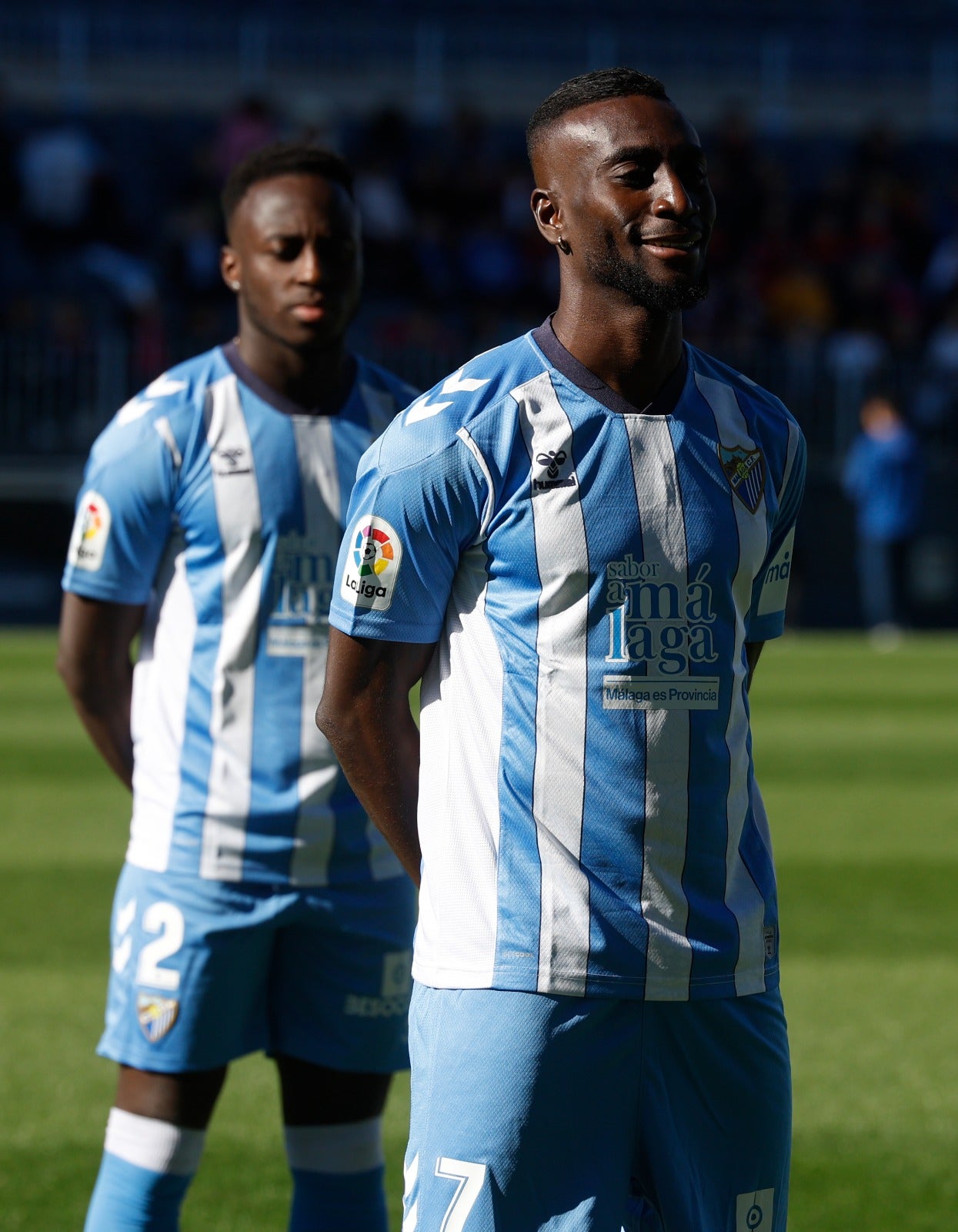 Los tres nuevos fichajes del Málaga ya han debutado en competición con la camiseta blanquiazul, pero hasta este jueves no se habían estrenado ante las cámaras y los micrófonos. Delmás, Appiah y Lago Junior comparecieron juntos en la sala de prensa de La Rosaleda y fueron presentados de la mano del director deportivo, Manolo Gaspar, quien también tuvo una gran cuota de protagonismo en la citación por la mala situación deportiva del equipo y los diferentes temas de actualidad que rodean a la entidad de Martiricos.