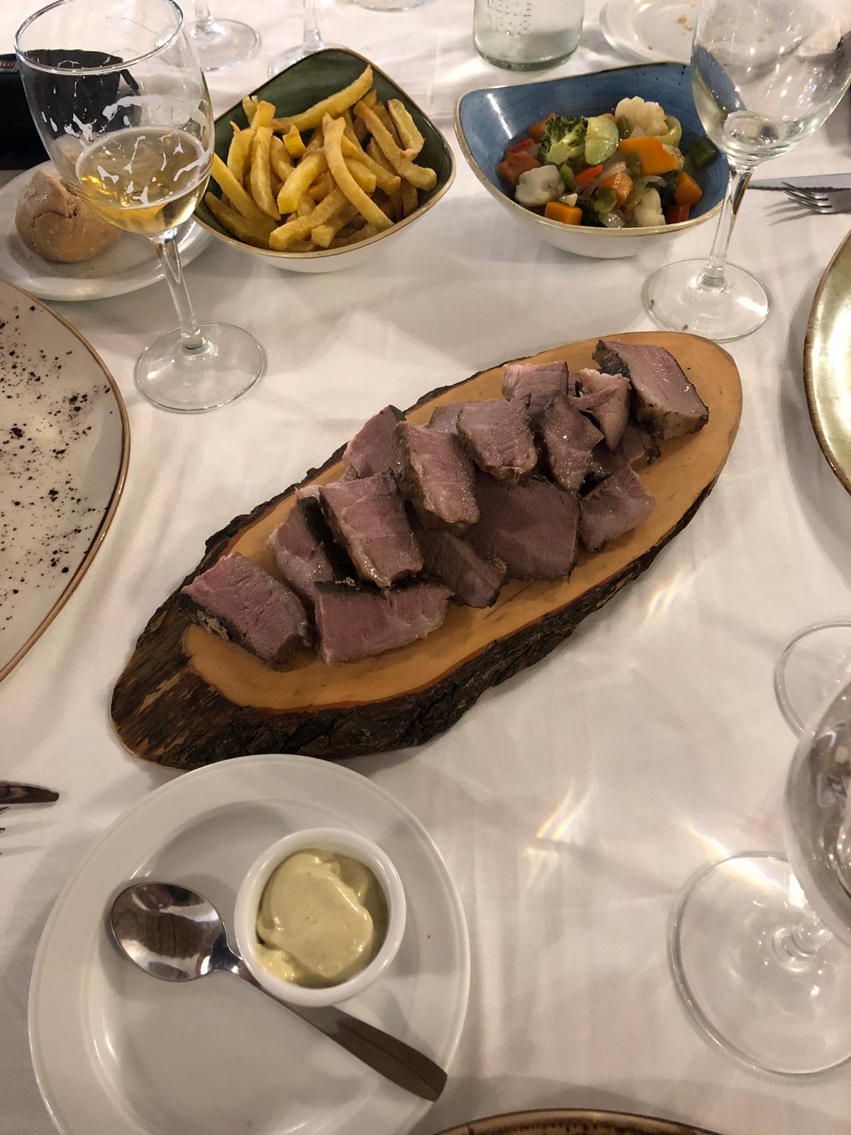 A poco más de media hora de Málaga capital, el restaurante conserva desde la entrada de carruajes al abrevadero o el patio de caballeriza. Su carta, además, es un disfrute para los amantes del buen comer sin artificios