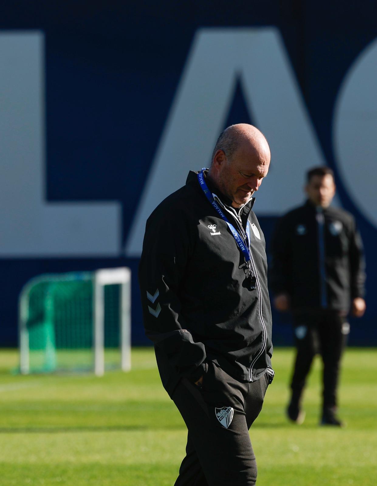 El entrenador del Málaga, Pepe Mel, pensativo durante un entrenamiento reciente.