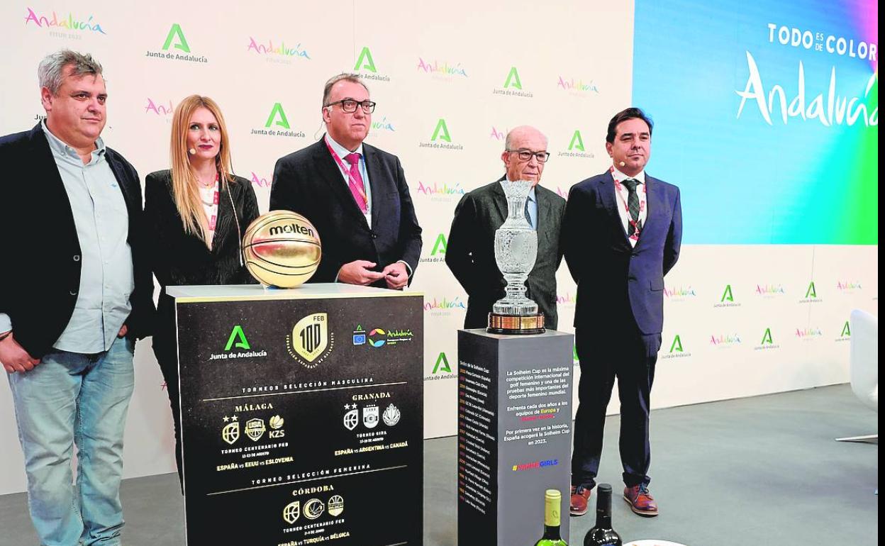 Bernal, junto a los participantes de la mesa redonda sobre turismo, cultura y deporte. 