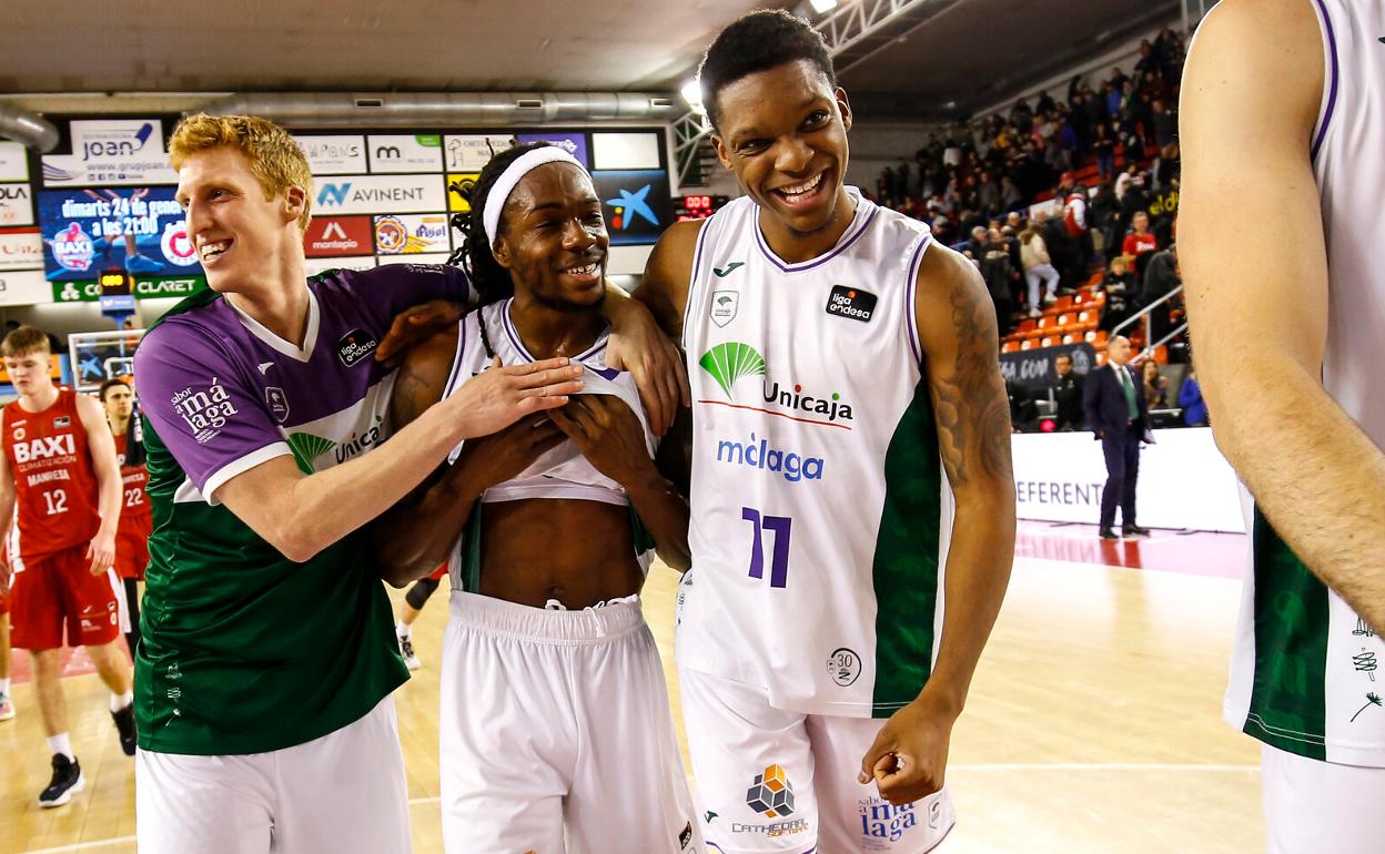 Díaz y Carter felicitan a Kendrick Perry, que fue fundamental en el triunfo del Unicaja. 