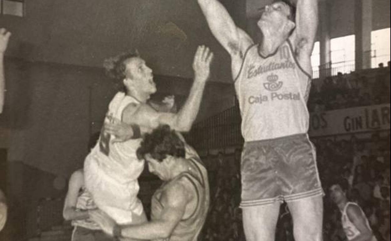 Dan Caldwell, con la camiseta blanca del Caja de Ronda, lanza a canasta en un partido contra el Estudiantes en la temporada 1984-1985. 