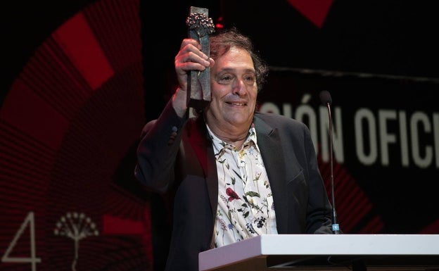 El director Agustí Villaronga, con la Biznaga de Oro del Festival de Málaga por 'El vientre del mar'. 