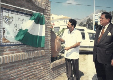 Imagen secundaria 1 - La expedición de Benalmádena, durante la visita en Nuevitas (arriba); los alcaldes de Benalmádena y Nuevitas, destapan una placa en honor al municipio cubano (abajo, izquierda); ambos alcaldes, sellando el acuerdo de hermanamiento (abajo, derecha). 