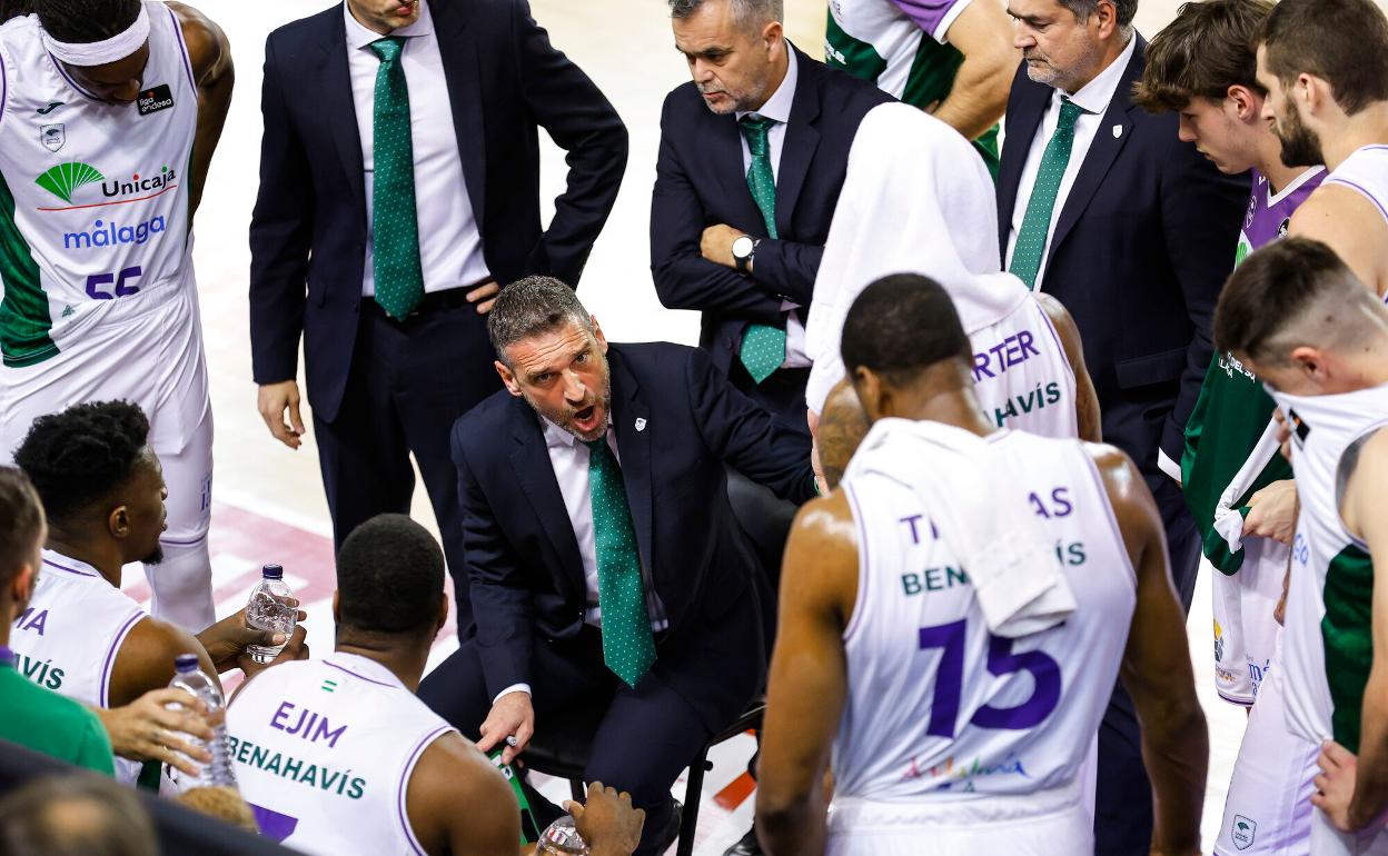 Navarro da instrucciones a sus jugadores en un tiempo muerto del partido ante el Manresa. 